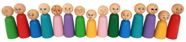 Verschiedenfarbige Holzfiguren mit unterschiedlichen Gefühlsausdrücken in einer Reihe aufgestellt.